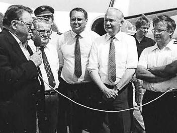 Ministerpräsident Franz Josef Strauß (links) besuchte den Landkreis Haßberge in den 1980er Jahren. Bei seinem Freund, dem Knetzgauer Bürgermeister Franz Hofmann (Zweiter von links), lernte Strauß das Fliegen. Mit im Bild Eduard Lintner, Albert Meyer und Rudolf Handwerker. Foto: Archiv Leisentritt