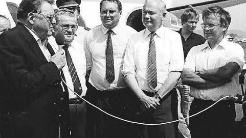 Ministerpräsident Franz Josef Strauß (links) besuchte den Landkreis Haßberge in den 1980er Jahren. Bei seinem Freund, dem Knetzgauer Bürgermeister Franz Hofmann (Zweiter von links), lernte Strauß das Fliegen. Mit im Bild Eduard Lintner, Albert Meyer und Rudolf Handwerker. Foto: Archiv Leisentritt