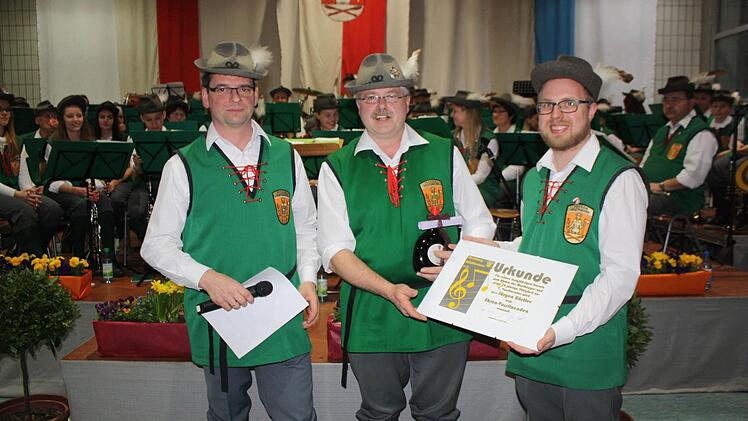 Jürgen Köstler ist Ehrenvorsitzender . Ihm gratulierten Dirigent Ralf Gundelach und Vorsitzender Steffen Fröhlich. Foto: Gundelach