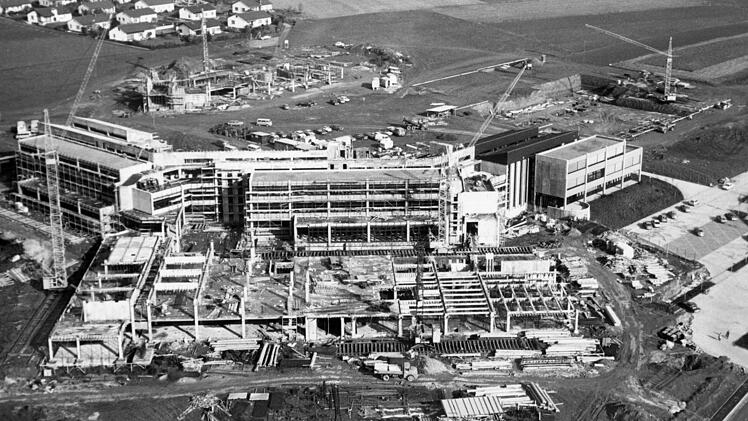 Das Schulzentrum während der Bauphase Ende der 70er Jahre.  Foto: Archiv