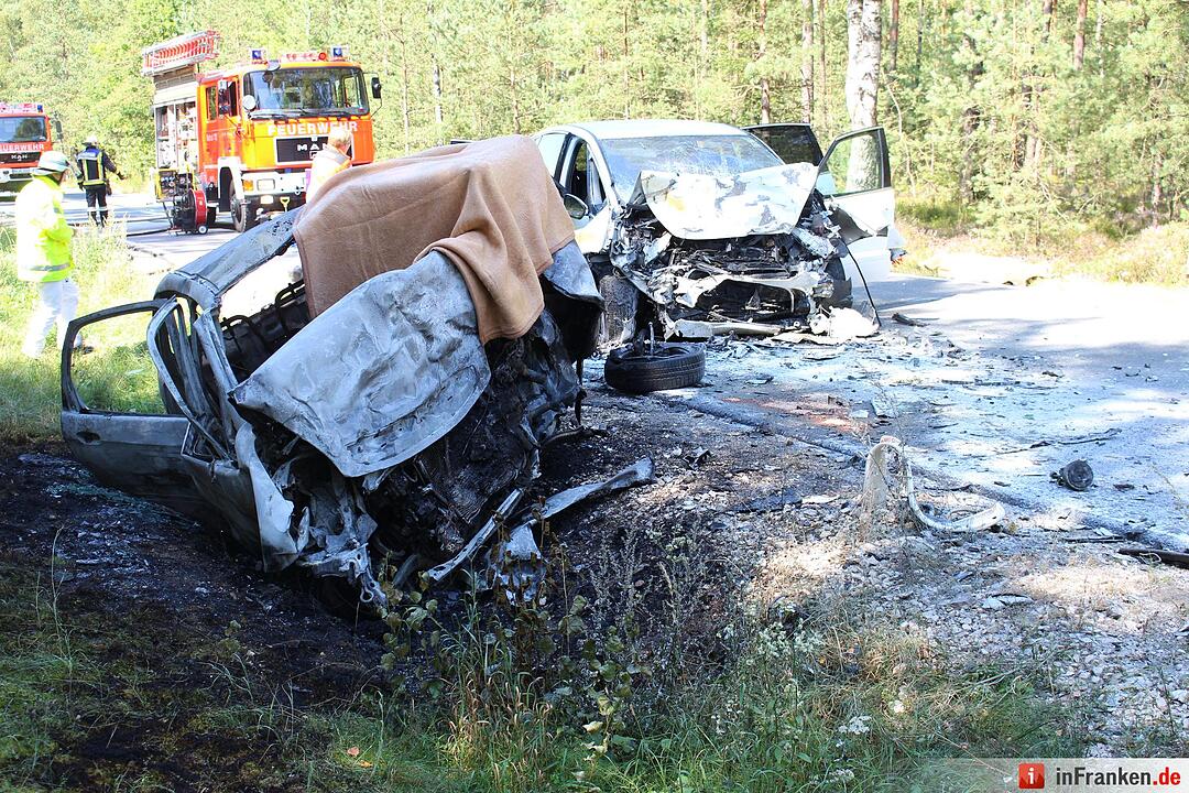 Frontalcrash fordert zwei Tote - Auto geht in Flammen auf