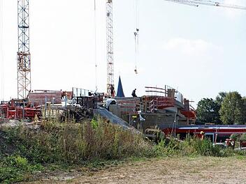 Unten fahren wieder Züge hindurch, darüber wird an der Brücke in der Zückshuter Straße weitergearbeitet. Foto: Hans Kurz