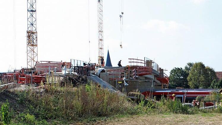 Unten fahren wieder Züge hindurch, darüber wird an der Brücke in der Zückshuter Straße weitergearbeitet. Foto: Hans Kurz