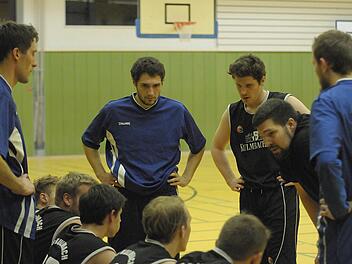 Ein verschworener Haufen sind die ATS-Basketballer mit ihrem Trainer Christoph Jungbauer (Zweiter von rechts). Foto: Karl Heinz Weber