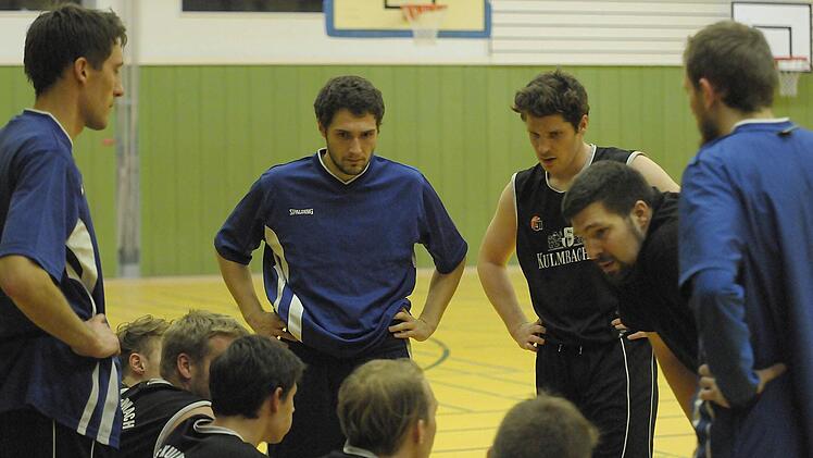 Ein verschworener Haufen sind die ATS-Basketballer mit ihrem Trainer Christoph Jungbauer (Zweiter von rechts). Foto: Karl Heinz Weber