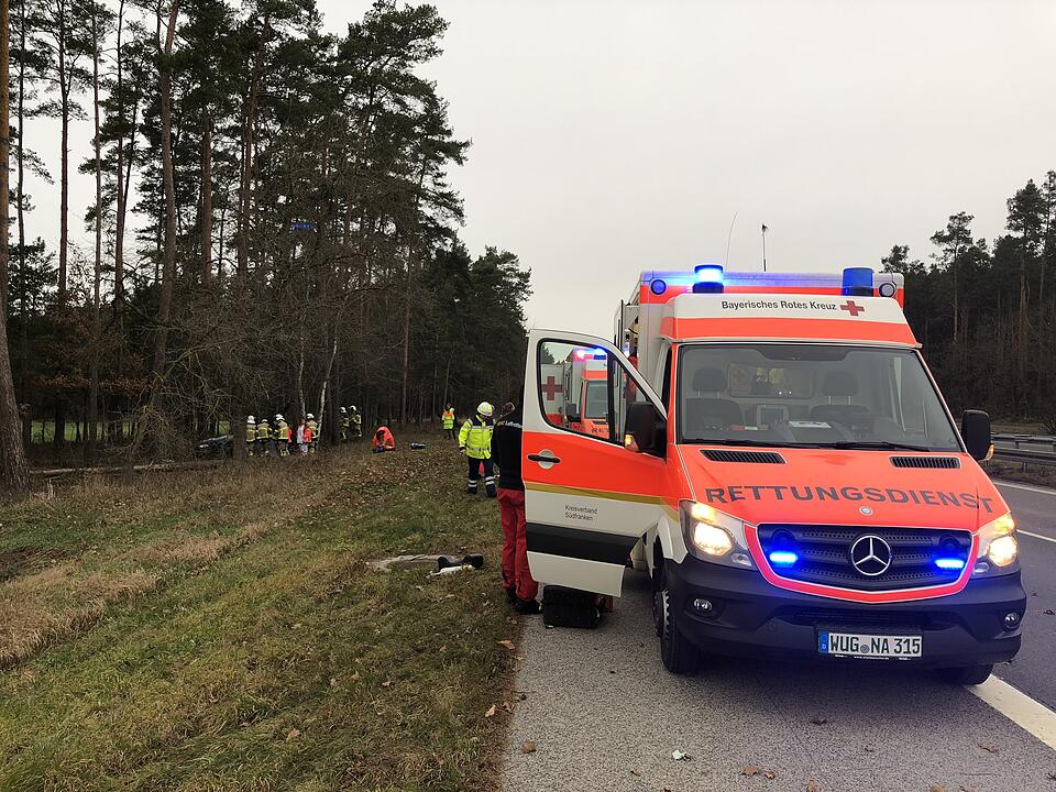 Auto rast gegen Baum
