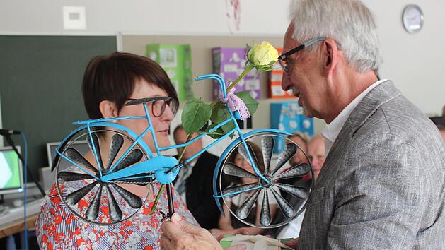 Stellvertretende Schulleiterin Tine Rehm verabschiedete Zenk mit einem Fahrrad - f&uuml;r den Garten. Foto: Yannick Hupfer