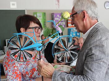 Stellvertretende Schulleiterin Tine Rehm verabschiedete Zenk mit einem Fahrrad - für den Garten. Foto: Yannick Hupfer