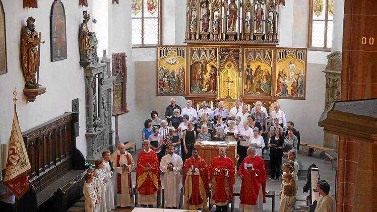 In Konzelebration feierte Pfarrer Rudolf Theiler den Festgottesdienst zum Patrozinium St. Laurentius von Kirche und Stadt Ebern. Laurentiuschor und Chor Cantabile gestalteten musikalisch mit.