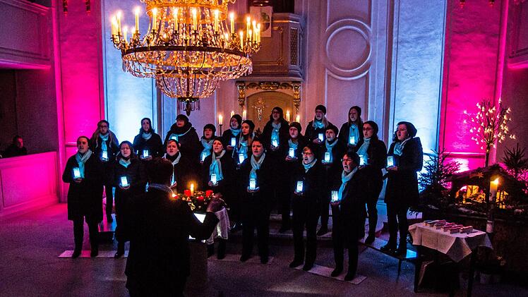 Das Vocalensemble lockte mit seinem Konzert zur Advents- und Weihnachtszeit zahlreiche Zuhörer in die SChlosskirche von Lahm.Foto: Jochen Berger
