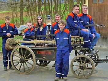 Als eigenen Beitrag zum 150. Jubiläum der Freiwilligen Feuerwehr Kunreuth überholte die Jugendgruppe die Spritze von 1883. Foto: Galster