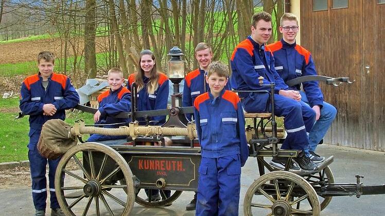Als eigenen Beitrag zum 150. Jubiläum der Freiwilligen Feuerwehr Kunreuth überholte die Jugendgruppe die Spritze von 1883. Foto: Galster