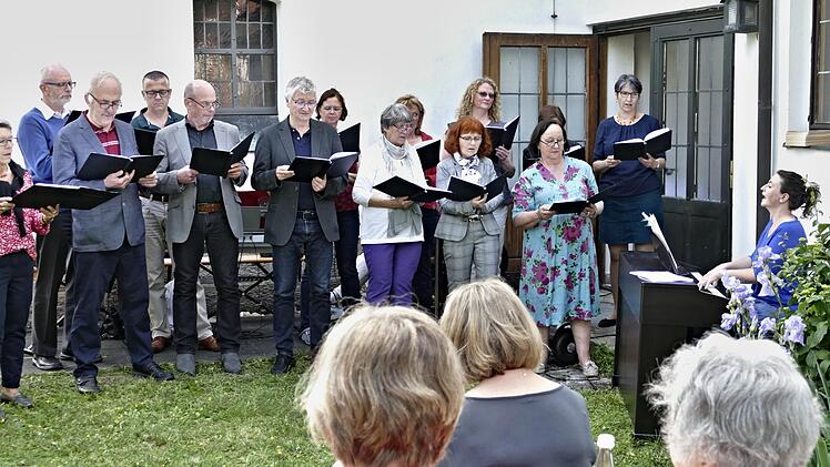Der Kirchenchor "Cantabile" durfte nicht fehlen. Auch er gab einige Volkslieder zum Besten.