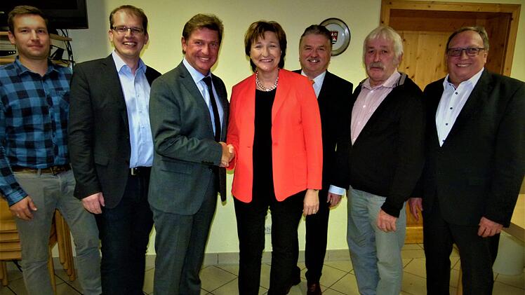 Anita Sack ist die Bürgermeisterkandidatin der Freien Wähler Fölschnitz und der Wählergemeinschaft Fölschnitz. Von links: Bernd Kortschack für die WG Fölschnitz, Bürgermeister Ralf Hartnack, MdL und FW-Kreisvorsitzzender Rainer Ludwig, Anita Sack, Landrat Klaus Peter Söllner, FW-Ortsvorsitzender Reinhard Kortschack und  stellvertretener FW-Kreisvorsitzender Dieter Schaar.Werner Reißaus