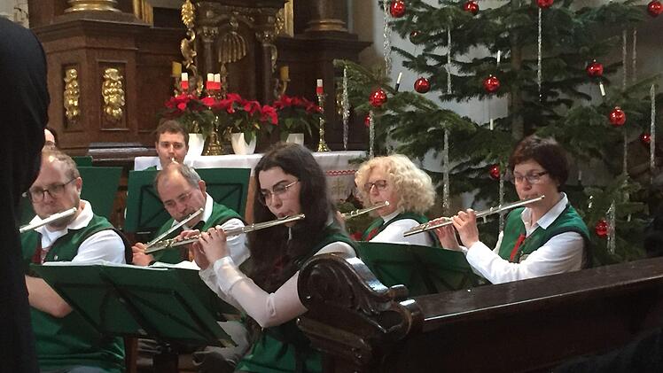Der  Musikzug Wildflecken absolvierte seinen Erstauftritt in der festlich geschmückten Klosterkirche. Foto; Regina Rinke