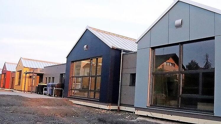 Das "Kinderhaus Wunderland" bietet, angestrahlt von der Abendsonne, ein buntes Bild. Es gab überschwängliches Lob für die Architekten ob der komplexen und detailgenauen Planung im Innenbereich.
