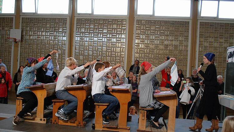 Auch der Rohrstock der strengen Lehrerin (Milena Keil)fehlte beim Sketch "Schule Anno                                                           dazumal " nicht.