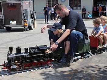 Beim Bahnhofsfest in Ebermannstadt sind auch Eltern und ihre Kinder auf ihre Kosten gekommen.   Fotos: fra-press