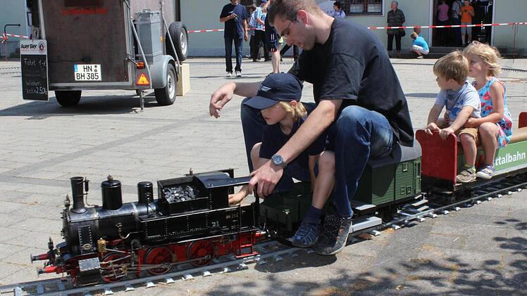 Beim Bahnhofsfest in Ebermannstadt sind auch Eltern und ihre Kinder auf ihre Kosten gekommen.   Fotos: fra-press