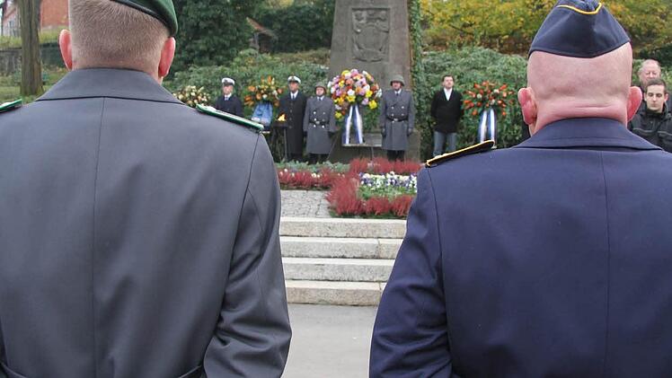 Zur zentralen Gedenkfeier am Kriegerdenkmal kamen die Soldatenkameradschaften in Uniformen.