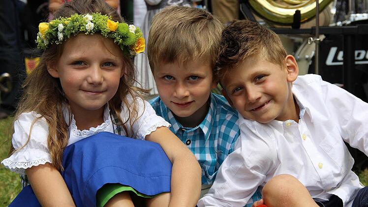Hannah, Paul und Ben-Luca aus der ersten Klasse freuen sich über ihr erstes richtiges Gregori.