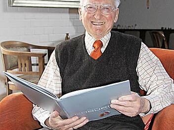 Hans Emde mit einer Publikation, an der er mitgewirkt hat  Foto: Kemnitzer