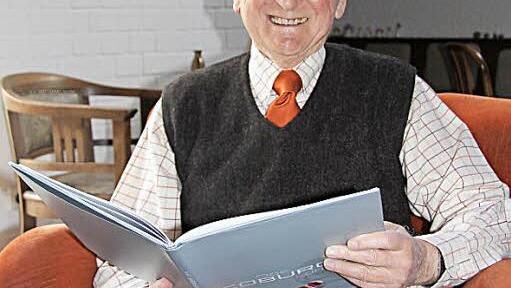 Hans Emde mit einer Publikation, an der er mitgewirkt hat  Foto: Kemnitzer