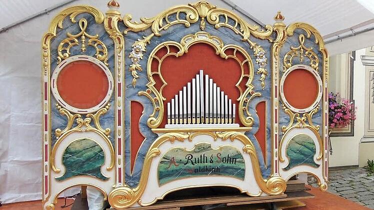 Ältere Gräfenberger erinnern sich noch, als die Orgel die Fahrten am Karussell begleitete.  Fotos: Petra Malbrich