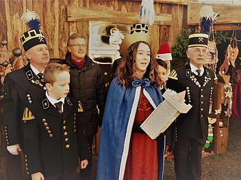 Eröffnung der Stockheimer Bergweihnacht mit der heiligen Barbara (Antonia Renk) sowie den Bergknappen Anton Schülner und Elias Renk. Weiter im Bild Detlef Heublein, Bürgermeister Rainer Detsch sowie Gerwin Eidloth.  Foto: Gerd Fleischmann
