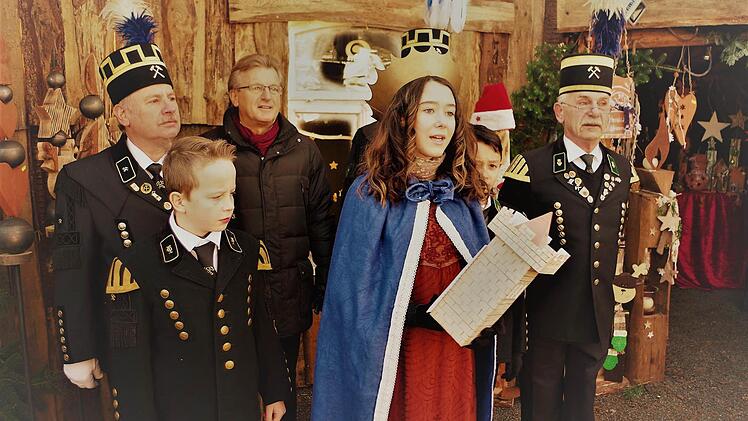 Eröffnung der Stockheimer Bergweihnacht mit der heiligen Barbara (Antonia Renk) sowie den Bergknappen Anton Schülner und Elias Renk. Weiter im Bild Detlef Heublein, Bürgermeister Rainer Detsch sowie Gerwin Eidloth.  Foto: Gerd Fleischmann