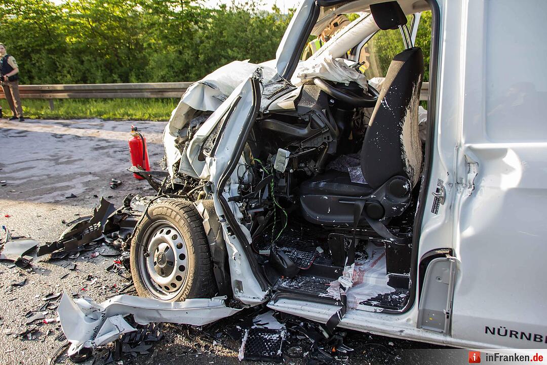Schwerer Unfall in Fürth: Kleintransporter kracht in Kehrfahrzeug
