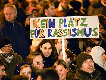 Mehrere Organisationen in Bamberg laden jetzt zur "Stammtischkämpfer"-Ausbildung gegen Rechtspopulismus und Rassismus ein. Symbolbild: Bodo Marks/dpa