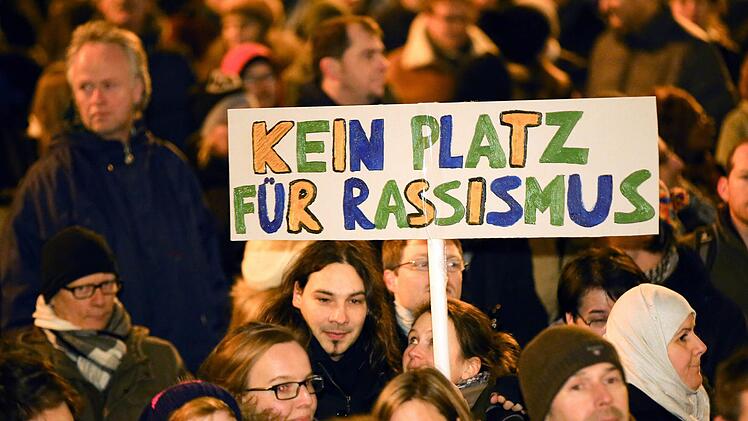 Mehrere Organisationen in Bamberg laden jetzt zur "Stammtischkämpfer"-Ausbildung gegen Rechtspopulismus und Rassismus ein. Symbolbild: Bodo Marks/dpa