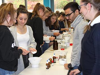 Groß war beim Berufswahlseminar an der Wallburg-Realschule in Eltmann das Interesse am Berufsbild des pharmazeutisch-technischen Assistenten. Hier stellen Schülerinnen mit Dr. Kühlmann (rechts) Duftöle her. Foto: Günther Geiling