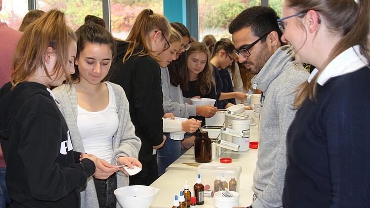 Groß war beim Berufswahlseminar an der Wallburg-Realschule in Eltmann das Interesse am Berufsbild des pharmazeutisch-technischen Assistenten. Hier stellen Schülerinnen mit Dr. Kühlmann (rechts) Duftöle her. Foto: Günther Geiling