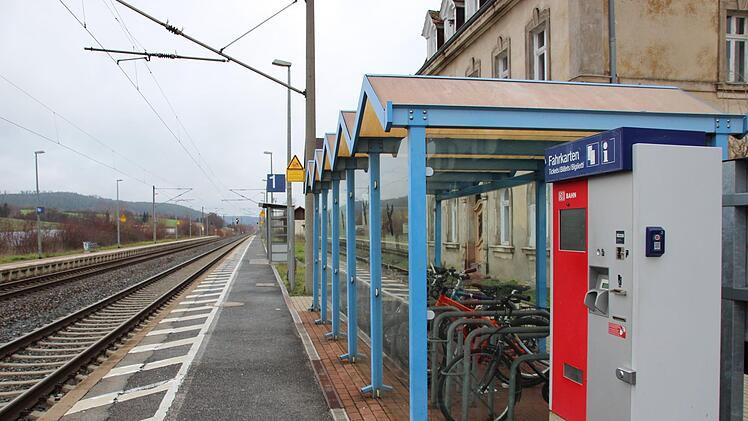 Fahrkartenautomat und Fahrradhäuschen am Bahnhof Küps. Foto: Andreas Schmitt