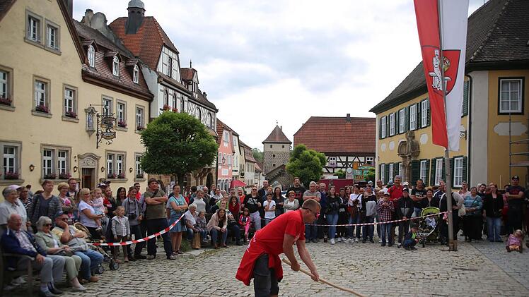 Auch Wolfgang Rößner versucht sich am "Hahnenschlag". Foto: Bettina Knauth