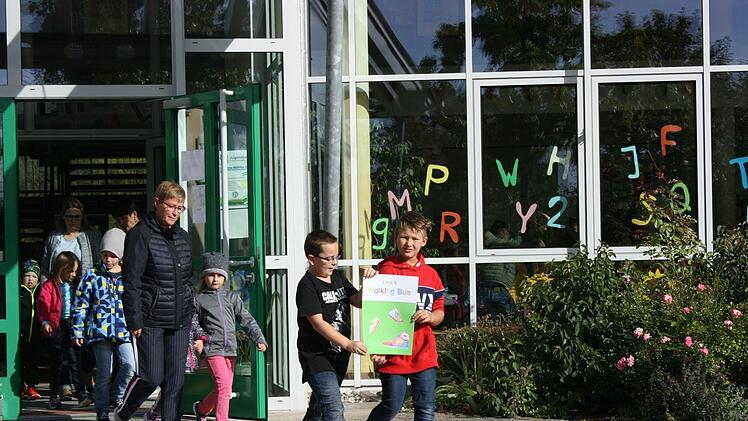 Mit  entsprechenden Plakaten verließen die Erstklässler die Schule. Foto: Maria Löffler