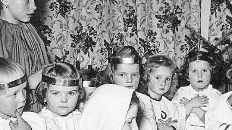 Das Krippenspiel des katholischen Kindergartens um 1960 ziert das Dezember-Blatt des Heimatkalenders.