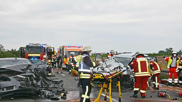 Einen Toten und zwei mittelschwer Verletzte forderte am Samstag gegen 16.30 Uhr ein Verkehrsunfall auf der B 279 zwischen Bad K&ouml;nigshofen und Gro&szlig;eibstadt. Vor Ort waren die BRK Rettungskr&auml;fte aus Bad K&ouml;nigshofen, Bad Neustadt und Ma&szlig;bach sowie die Feuerwehrleute aus Bad K&ouml;nigshofen und Gro&szlig;eibstadt. Foto: Friedrich