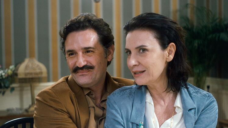 Vater Massimo (Nicolas Maury, auch Co-Autor und Regisseur der Serie) und Mutter Suzanne (Géraldine Pailhas) erleben die Hochzeit ihrer Tochter Camille.