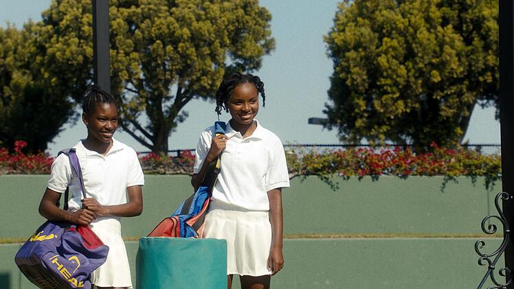Serena (Demi Singleton, links) und Venus Williams (Saniyya Sidney) werden einmal zu den gr&ouml;&szlig;ten Tennis-Spielerinnen der Welt geh&ouml;ren.