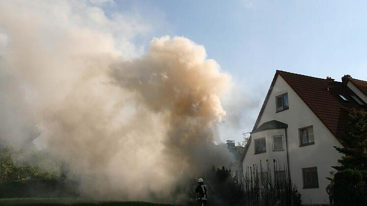 Schon von Weitem konnte man den Heckenbrand sehen. Dichter Rauch lag über Hauptendorf. Foto: Andreas Brandl