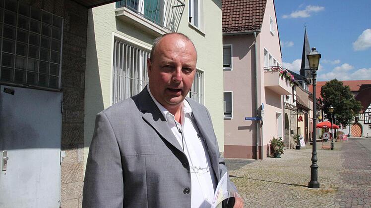 Marius Halboth möchte einen Leerstand in seinem Anwesen vermeiden, wenn der Kupschmarkt auszieht. Deshalb sucht er nach Ideen, wie der Laden weiterbetrieben werden könnte. Zur Angerseite wäre beispielsweise ein Getränkemarkt leicht machbar, sagt er. Foto: Heike Beudert