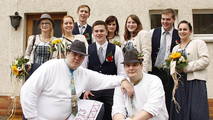 Nach dem Festumzug stellte sich eine Gruppe der Kermesgesellschaft mit zwei Kellnern den Fotografen, bevor es zum traditionellen Einmarsch ins Zelt am Großparkplatz wieder hinauf ins obere Dorf ging.
