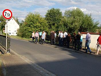 Der Marktgemeinderat besichtigte die Thulbabrücke.  Foto: Günther Straub