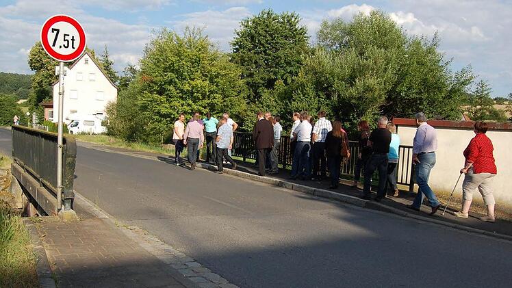Der Marktgemeinderat besichtigte die Thulbabrücke.  Foto: Günther Straub