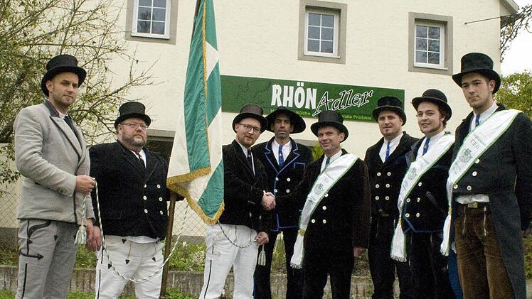 Die Fahne der Europäischen Gesellenzünfte wurde beim diesjährigen Treffen der Mitglieder von den Rechtschaffenen-Maurern und Steinhauern an die Rolandsbrüder überreicht. Unser Bild zeigt (von links) Michael Schremp, Dieter Göbel und Jürgen Michelsen von den Maurern und Steinhauern, die die Verbandsfahne an Ludwig Hense, den Präsidenten der Rolandsbrüder (mit einigen Kameraden rechts) übergaben. Die Rolandsbrüder richten den Kongress 2015 aus. Fotos: pz