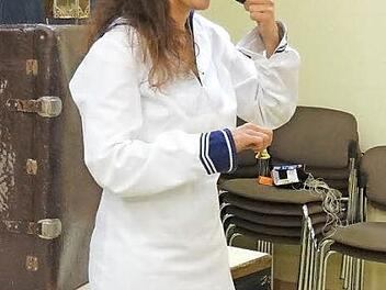 Theater- und Erzählpädagogin Peggy Hoffmann zog allerlei Seemannszubehör aus ihrem Koffer. Foto: privat
