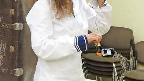 Theater- und Erzählpädagogin Peggy Hoffmann zog allerlei Seemannszubehör aus ihrem Koffer. Foto: privat